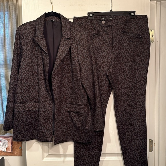 Vera Wang 2 pc leopard suit . stretch zip fly waist size xl worn once - Picture 3 of 7